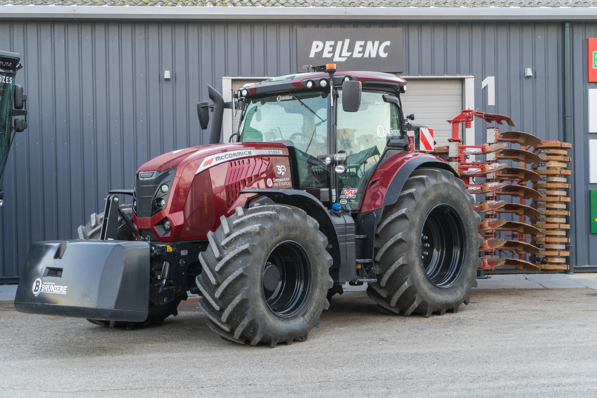 Tracteur McCormick devant une agence Groupe Brunière